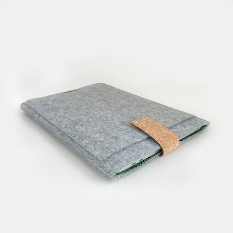 Coque pour MacBook Air 13 | avec fermeture magnétique et compartiment supplémentaire | gris clair - rayures | Modèle "HAKA"