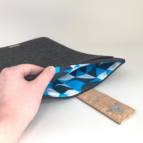 Op maat gemaakte tablethoes | met magnetische sluiting en extra vak | antraciet - Vormen | Model "HAKA"