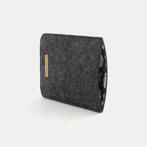 Handytasche für Samsung Galaxy A37 aus anthrazit Wollfilz mit buntem Innenfutter, nachhaltige Materialien.
