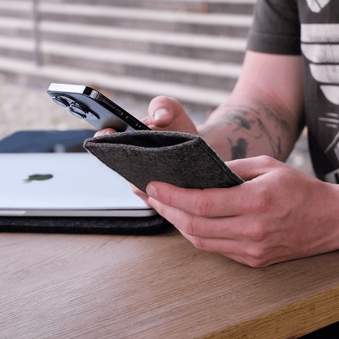 Telefoonhoesje voor Xiaomi Redmi Note 14 | van vilt en biologisch katoen | antraciet - shapes | model "LET"
