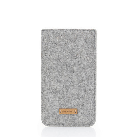 Stilvolle graue Filzhülle für das Samsung Galaxy A37 mit Holzlogo, entwickelt für Schutz und Wärme.
