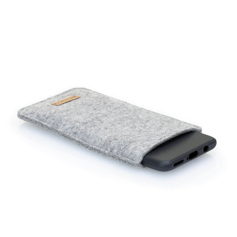 Handytasche für Samsung Galaxy A37 aus hellgrauem Filz und Baumwolle, zeigt stilvolle und schützende Eigenschaften.