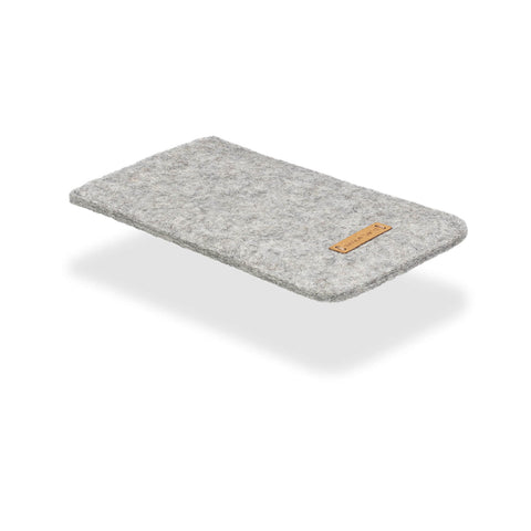 Handytasche für Samsung Galaxy A37 aus hellgrauem Wollfilz mit Label zur perfekten Aufbewahrung.