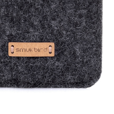 Handytasche für Samsung Galaxy A37 aus anthrazit Wollfilz mit smukbird Logo auf Lederlabel.