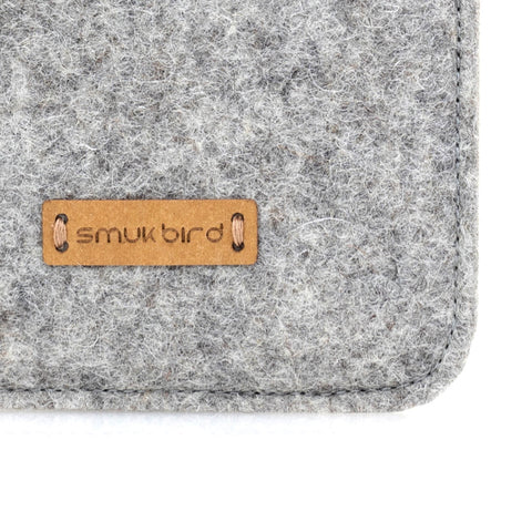 Handytasche für Samsung Galaxy A37 aus grauem Wollfilz mit Label von smuk bird