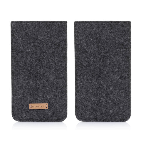 Handytasche für Samsung Galaxy A37 aus anthrazitfarbigem Wollfilz mit eleganten Nähte und Holzlabel.