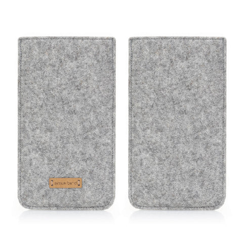 Handytasche für Samsung Galaxy A37 aus hellgrauem Wollfilz mit Holzlogo, stilvolles Design und perfekte Passform.