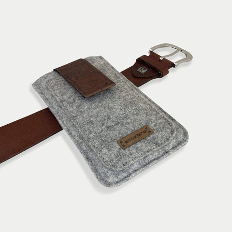 Elegante Gürteltasche aus grauem Filz für Motorola Edge 50 fusion mit magnetischem Verschluss und Gürtelclip.