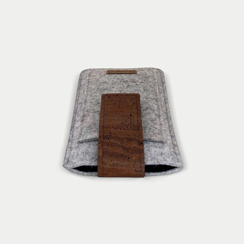 Elegante Gürteltasche aus Filz für Motorola Edge 50 fusion mit magnetischem Verschluss in hellgrau.