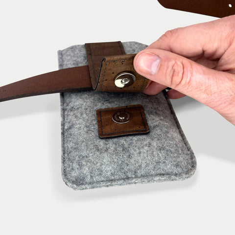 CLIP Gürteltasche für Motorola Edge 60 fusion in hellgrau mit magnetischem Verschluss und Gürtelbefestigung.