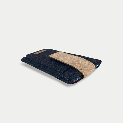 Handytasche für Google Pixel 10 Pro in anthrazit mit Magnetverschluss und hochwertigem Kork. Stilvoll und nachhaltig.