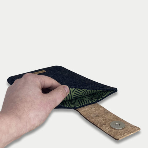 Housse pour PocketBook InkPad X Pro | avec fermeture magnétique et compartiment supplémentaire | anthracite - Rayures | Modèle "HAKA"