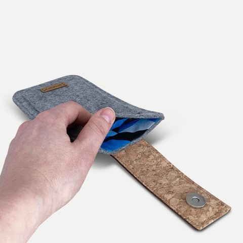 Handytasche für iPhone 17 Pro Max in hellgrau mit Magnetverschluss und cork-Details, umweltfreundlich gefertigt.