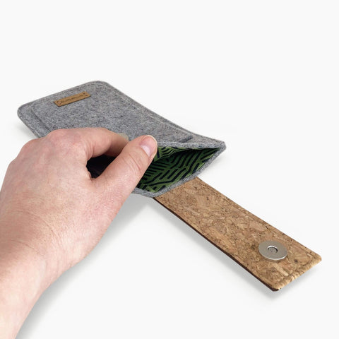 Étui pour Fairphone 3 | avec fermeture magnétique et compartiment supplémentaire | gris clair - Rayures | Modèle HAKA