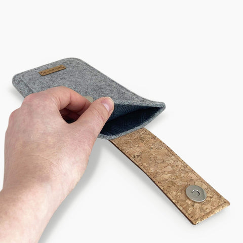 Étui pour iPhone 11 Pro | avec fermeture magnétique et compartiment supplémentaire | gris clair - Tracks | Modèle HAKA