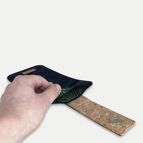 Étui pour iPhone 16 Pro | avec fermeture magnétique et compartiment supplémentaire | anthracite - Rayures | Modèle HAKA