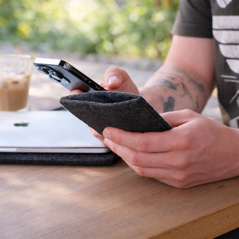 Op maat gemaakt telefoonhoesje | gemaakt van vilt en biologisch katoen | antraciet - sporen | Model "LET"