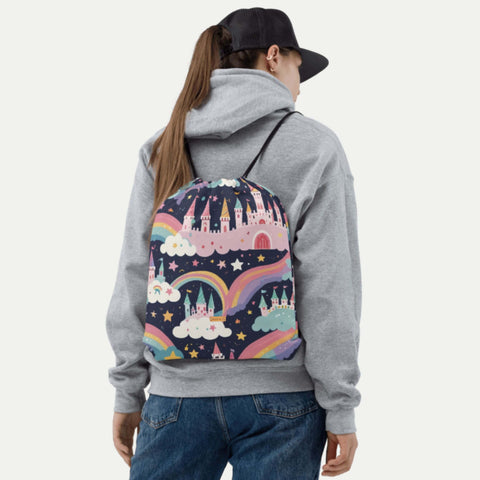 Turnbeutel mit Regenbogen- und Schlossdesign wird über der Schulter getragen.