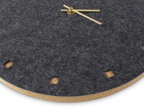 Vilt en kurk wandklok 30 cm | antraciet - goud | Ontwerp: Esbjerg
