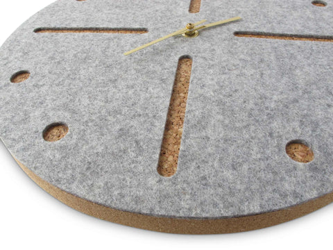 Vilt en kurk wandklok 30 cm | lichtgrijs - goud | Ontwerp: Odense