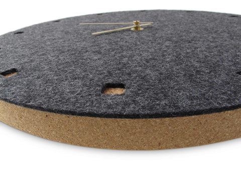 Vilt en kurk wandklok 30 cm | antraciet - goud | Ontwerp: Esbjerg