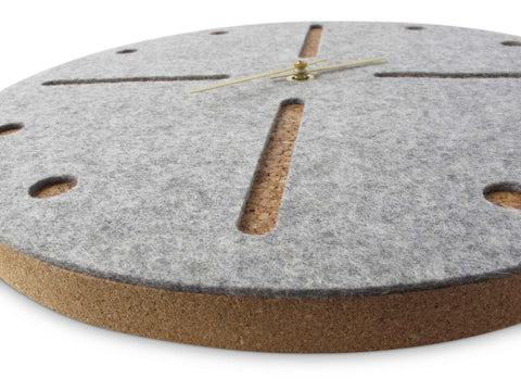 Vilt en kurk wandklok 30 cm | lichtgrijs - goud | Ontwerp: Odense