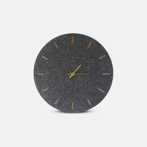 Vilt- en kurken wandklok 30 cm | antraciet - goud | Ontwerp: Kopenhagen