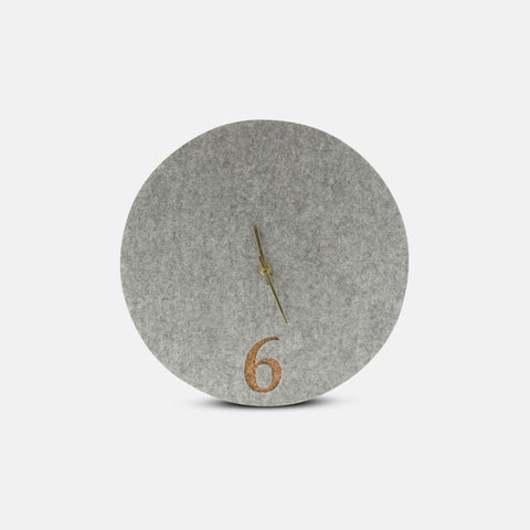 Vilt en kurk wandklok 30 cm | lichtgrijs - goud | Ontwerp: Århus