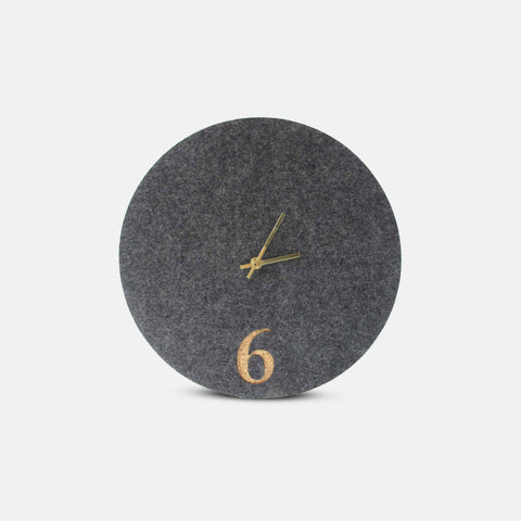 Vilt en kurk wandklok 30 cm | antraciet - goud | Ontwerp: Århus