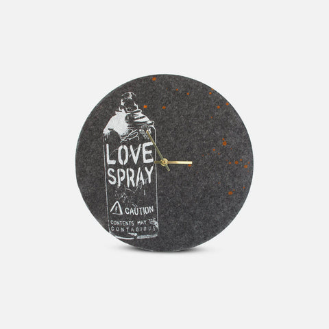 Horloge murale en feutre et liège 30 cm | Dessin "Amour" d'Anja Streese
