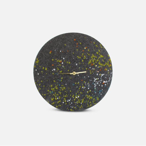 Vilt en kurk wandklok 30 cm | Ontwerp "Dots" van Anja Streese