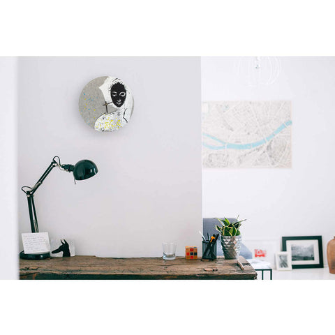 Vilt en kurk wandklok 30 cm | Ontwerp "Vrouw" door Anja Streese