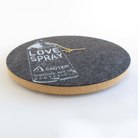 Horloge murale en feutre et liège 30 cm | Dessin "Amour" d'Anja Streese