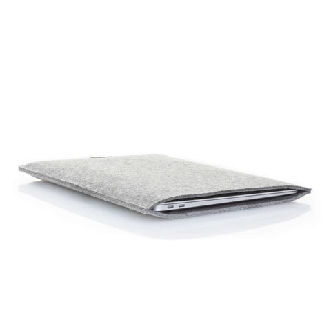 Coque pour MacBook Pro 13 | en feutre et coton biologique | gris clair - pistes | Modèle "LAISSER"