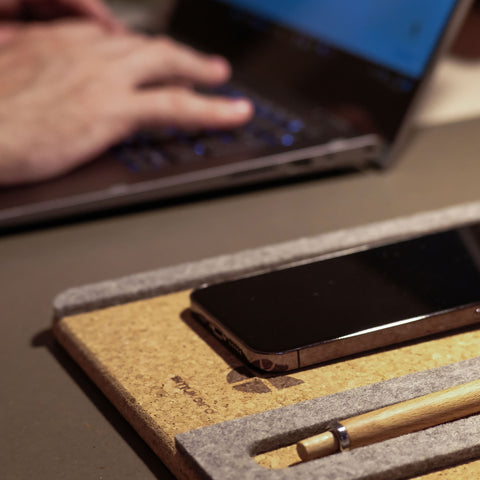 Organizer voor telefoon, notitieblok & pennen | gemaakt van vilt en kurk | antraciet