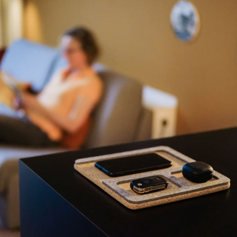 Organisateur pour téléphone, clés, bijoux & Co. | en feutre et liège | gris clair