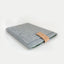 Coque pour MacBook Pro M2 Pro | avec fermeture magnétique et compartiment supplémentaire  | gris clair - rayures | Modèle "HAKA"