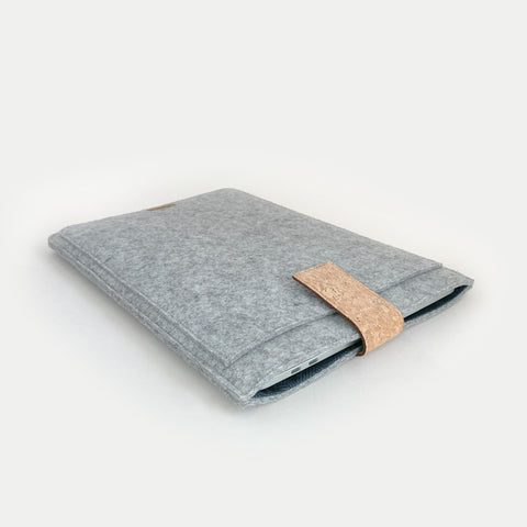 Case voor MacBook Pro M3 14.2 | met magnetische sluiting en extra vak  | lichtgrijs - sporen | Model "HAKA"