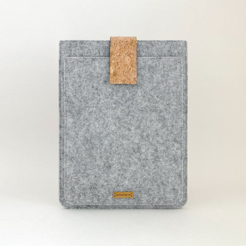 Étui pour tablette sur mesure | avec fermeture magnétique et compartiment supplémentaire | gris clair - pistes | Modèle "HAKA"
