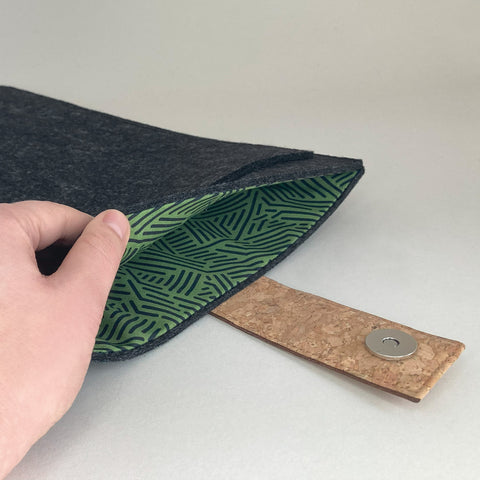 Housse pour ordinateur portable personnalisée | avec fermeture magnétique et compartiment supplémentaire | anthracite - rayures | Modèle "HAKA"