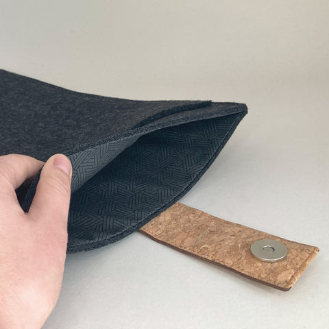 Housse pour ordinateur portable personnalisée | avec fermeture magnétique et compartiment supplémentaire | anthracite - pistes | Modèle "HAKA"
