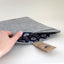 Coque pour Asus Vivobook 16 | avec fermeture magnétique et compartiment supplémentaire  | gris clair - Bloom | Modèle "HAKA"