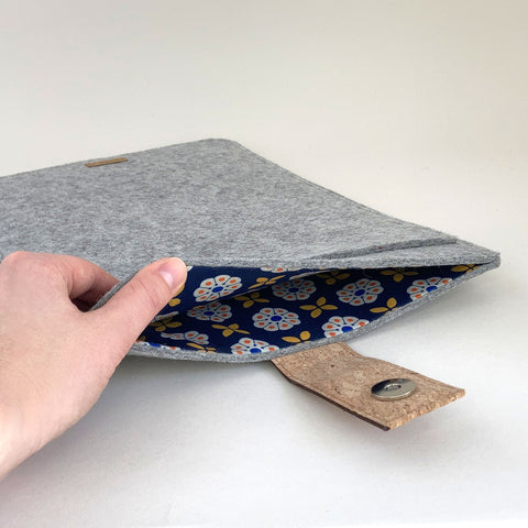 Hoesje voor MacBook Air M3 13 | met magnetische sluiting en extra vak  | lichtgrijs - Bloom | Model "HAKA"
