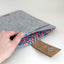 Hoes voor MacBook Pro M3 Max | met magnetische sluiting en extra vak  | lichtgrijs - Kleurrijk | Model "HAKA"