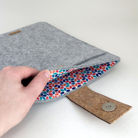 Housse pour ordinateur portable personnalisée | avec fermeture magnétique et compartiment supplémentaire | gris clair - Coloré | Modèle "HAKA"
