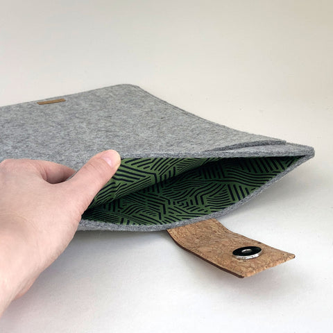 Housse pour ordinateur portable personnalisée | avec fermeture magnétique et compartiment supplémentaire | gris clair - rayures | Modèle "HAKA"