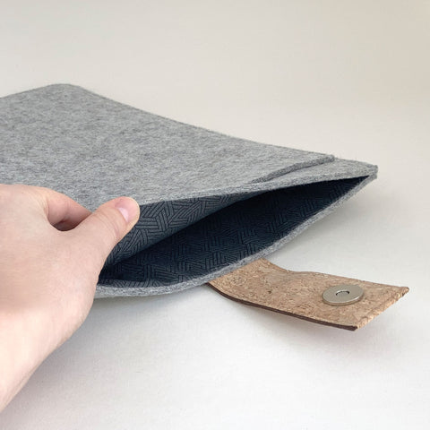 Housse pour ordinateur portable personnalisée | avec fermeture magnétique et compartiment supplémentaire | gris clair - pistes | Modèle "HAKA"
