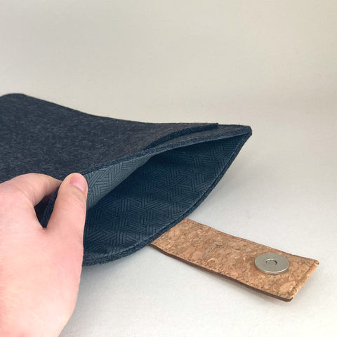 Op maat gemaakte tablethoes | met magnetische sluiting en extra vak | antraciet - sporen | Model "HAKA"