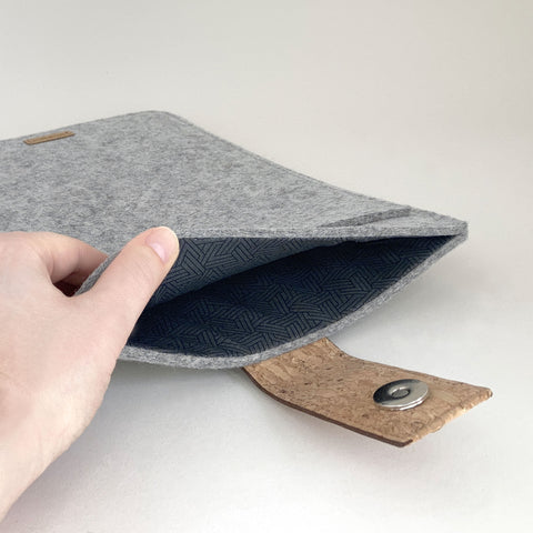 Étui pour tablette sur mesure | avec fermeture magnétique et compartiment supplémentaire | gris clair - pistes | Modèle "HAKA"