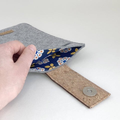 Housse pour PocketBook Verse Pro | avec fermeture magnétique et compartiment supplémentaire | gris clair - Bloom | Modèle "HAKA"
